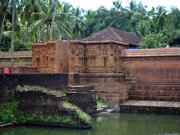 പഞ്ചപാണ്ഡവരും ചെമ്മന്തട്ടയും