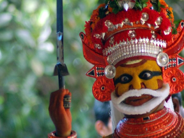 എല്ലാ ദിവസവും തെയ്യം കെട്ടിയാടുന്ന ക്ഷേത്രം