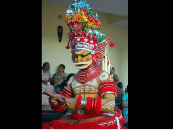 കറങ്ങി നടക്കുന്ന നായകൾ