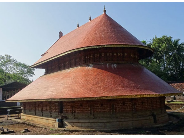 പുറം തിരിഞ്ഞു നിൽക്കുന്ന ആനയുടെ രൂപത്തിലുള്ള ശ്രീകോവിൽ