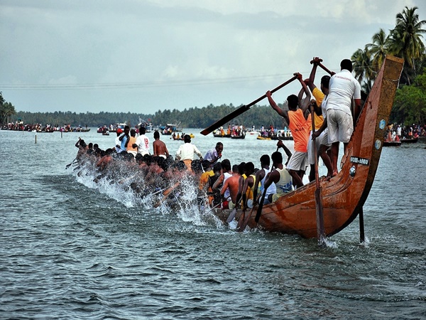 ചുണ്ടൻവള്ളത്തിന്റെ കാഴ്ചകൾ