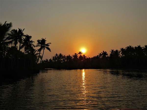 ബുക്ക് ചെയ്യുന്നതിനു മുൻപേ