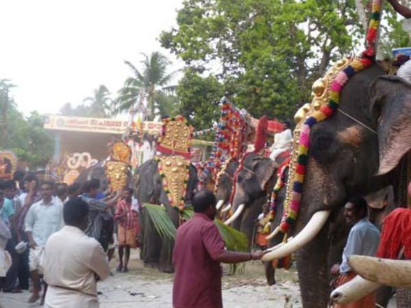 കുരുത്തോല പന്തലും ജീവതാ എഴുന്നള്ളത്തും