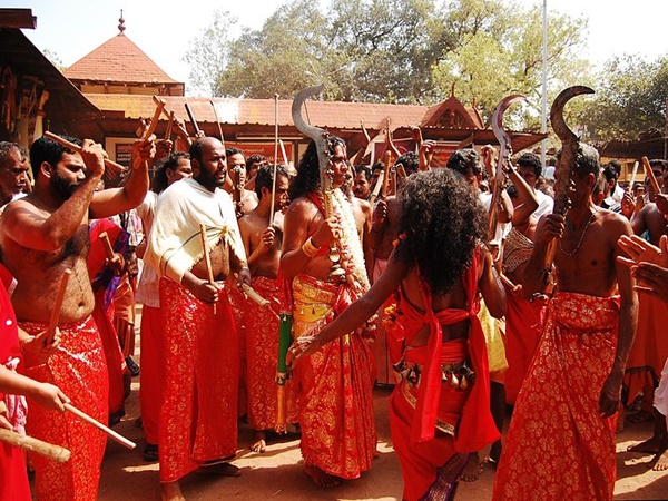 കൊടുങ്ങല്ലൂർ കാവു തീണ്ടലും ഭരണിയും