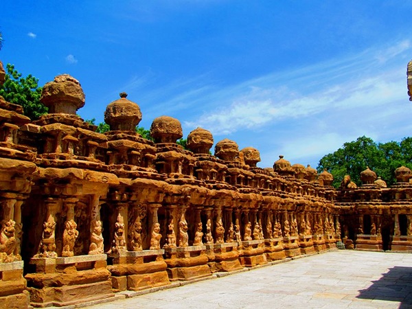 വരകളുള്ള ശിവലിംഗവും ആറരയ്ക്കടയ്ക്കുന്ന ശ്രീകോവിലും
