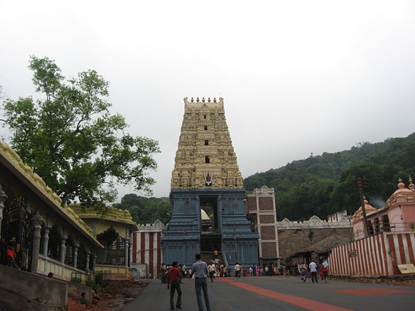 32 ക്ഷേത്രങ്ങളിലൊന്ന്
