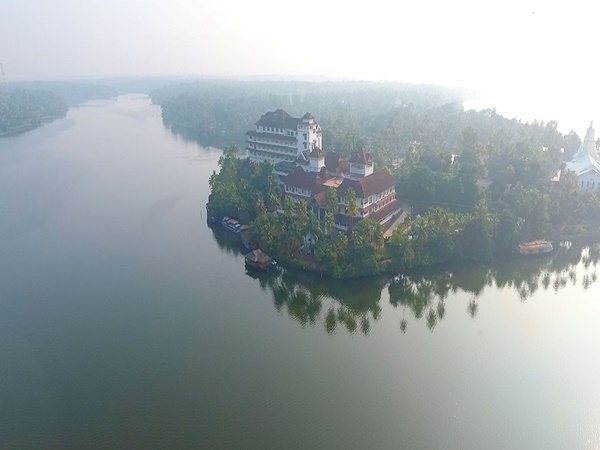 അഷ്ടമുടിയുടെ തീരത്ത്