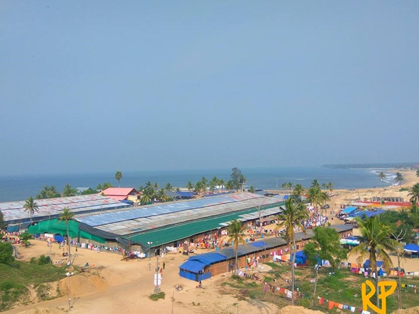 കടലിനും കായലിനും മധ്യേ