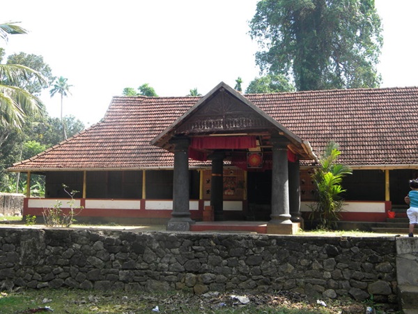 യക്ഷിപ്പാലയും യക്ഷിപ്പറമ്പും തേടി ഒരു യാത്ര