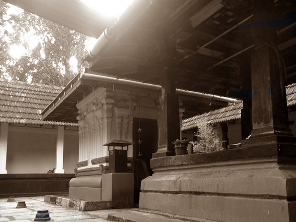 വെള്ളത്തിലെ വെള്ളാലത്തപ്പൻ