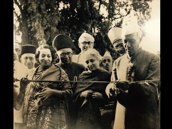 കൈമാറുന്നു