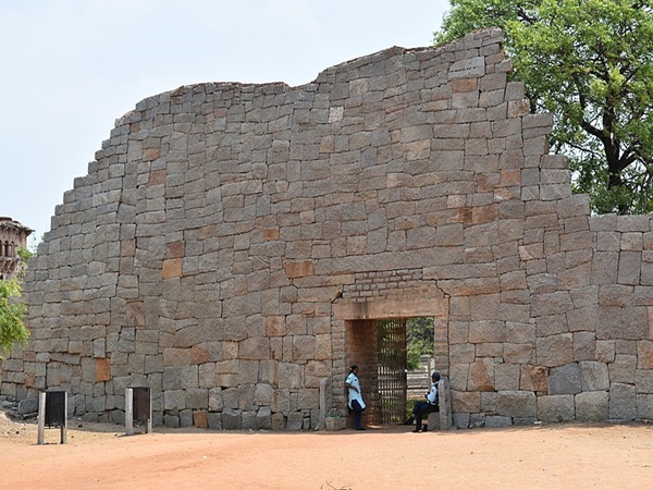 സെനാന എൻക്ലോഷൻ