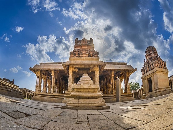 ശ്രീകൃഷ്ണ ക്ഷേത്രവും കടലേകലു ഗണേശ ക്ഷേത്രവും