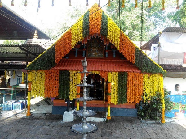 സ്ത്രീകൾക്ക് നേരിട്ട് ദർശനമില്ല