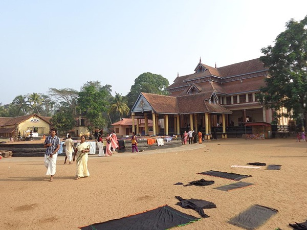 മൺറോ സായിപ്പും തൃപ്പൂത്താറാട്ടും
