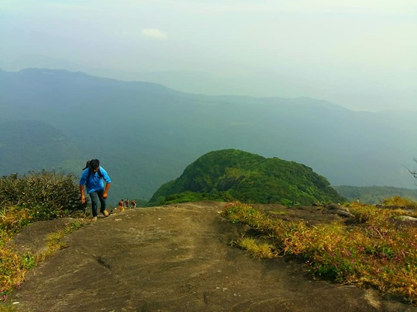 ലാത്തിമൊട്ടയും വാഴപ്പൈത്തിയാറും ഏഴുമടക്കൻമലയും കടന്ന്..