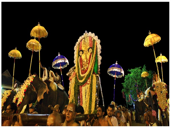 മൂന്നു ഭാവങ്ങളിൽ ദർശനം