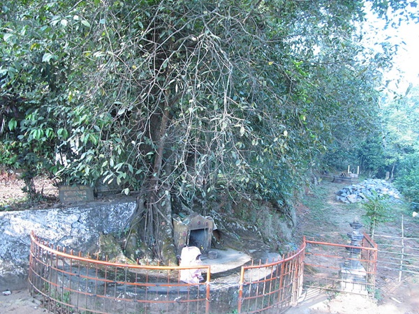 കരിന്തണ്ടനെ വണങ്ങി