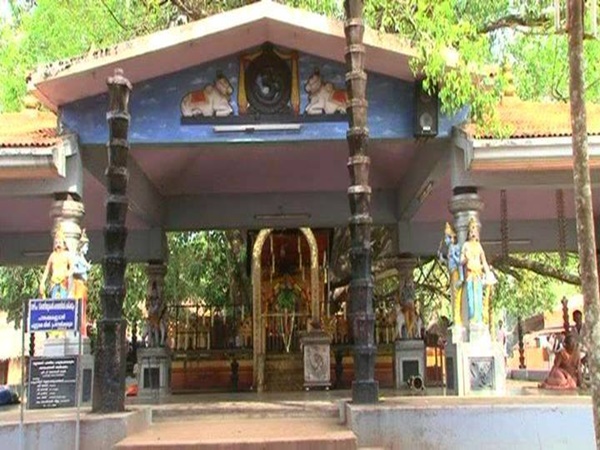 ശ്രീകോവിലുമില്ല ചുറ്റമ്പലവുമില്ല
