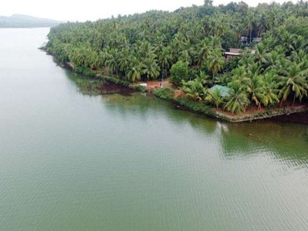 കപ്പലു നിർത്തിയിട്ട പോലെ