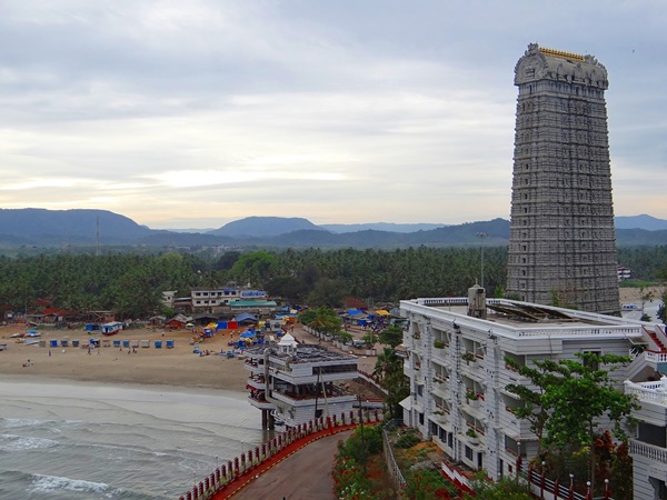 മൂന്നു വശവും കടല്
