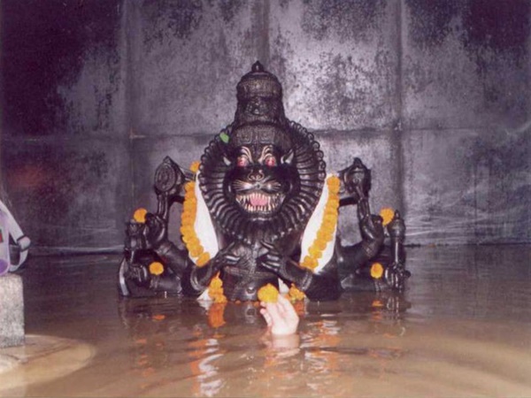 ഗുഹയ്ക്കുള്ളിലെ നരസിംഹ സ്വാമി