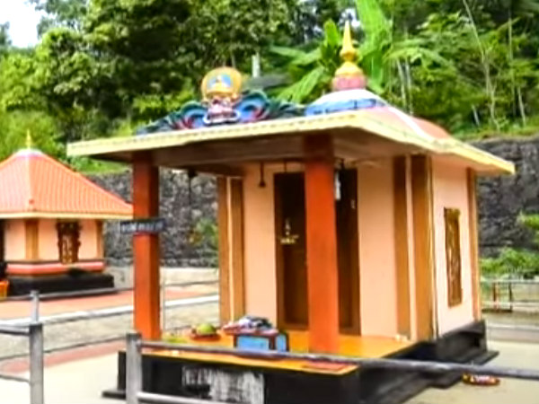 വള്ളിയിലിരുന്ന് ഊഞ്ഞാലാടുന്ന ദേവി