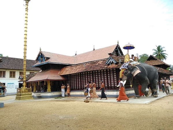 പുലര്ച്ചെ രണ്ടിന് തുറക്കുന്ന നട