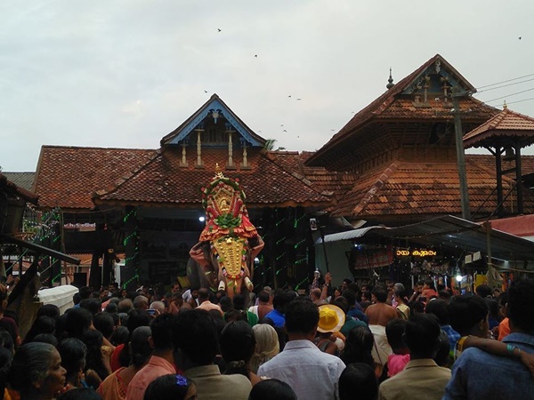 താക്കോലിനൊപ്പം കോടാലിയും