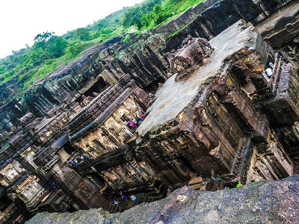 പുറത്തെടുന്ന 400 ടണ് കല്ലുകള്