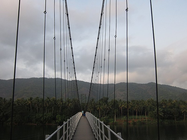ചാരുപ്പാറയില് നിന്നും ഇഞ്ചത്തൊട്ടിയിലേക്ക്