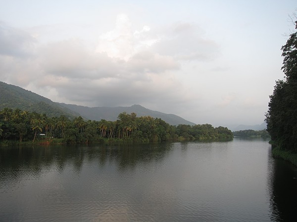 ആടിയുലയുന്ന പാലത്തിലൂടെ