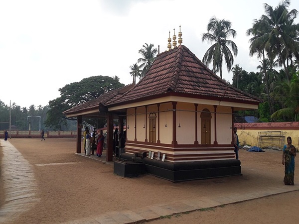 ഉച്ചപൂജയ്ക്ക് മുന്പ്