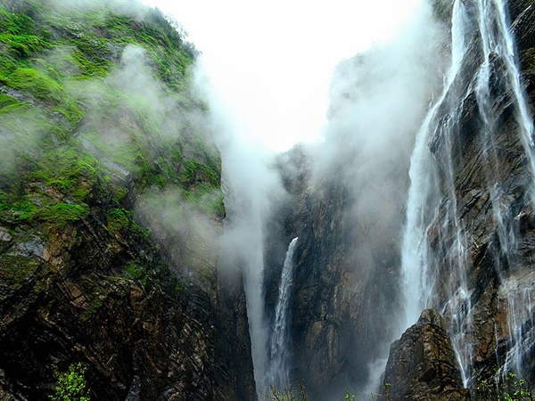 1600 പടികള്ക്കു താഴെ