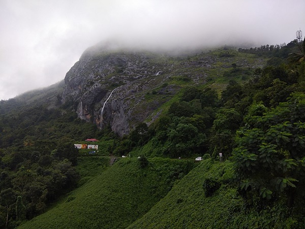 മലകള്ക്കു നടുവില്