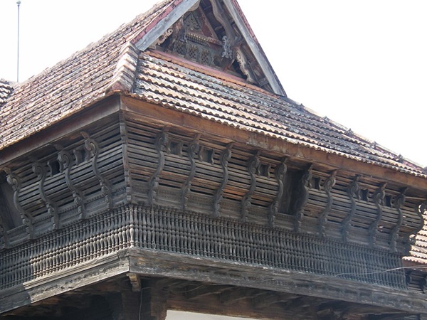 അനന്തപത്മനാഭന്റെ ശ്രീകോവിലിനു മുമ്പിൽ