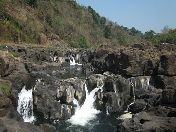 പെരുന്തേനരുവി