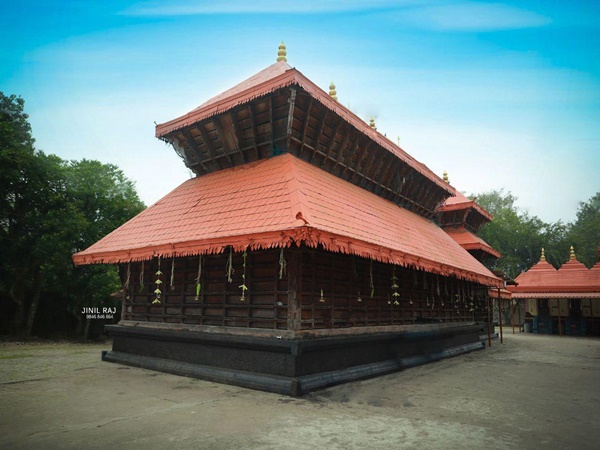 മൂന്നു തട്ടുള്ള ശ്രീകോവില്