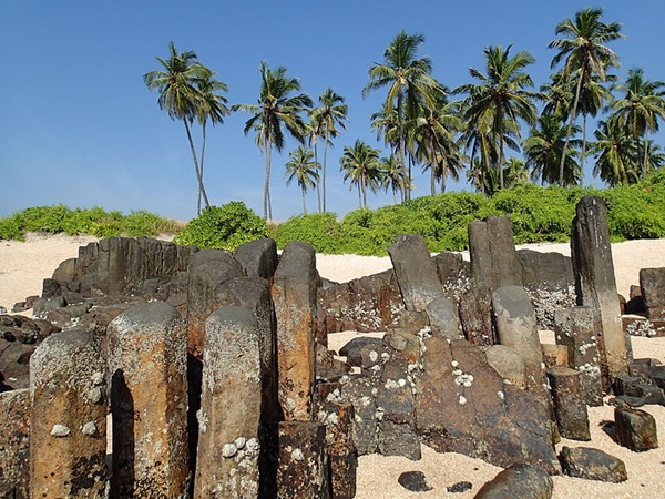 ശില്പം പോലുള്ള പാറക്കൂട്ടങ്ങള്