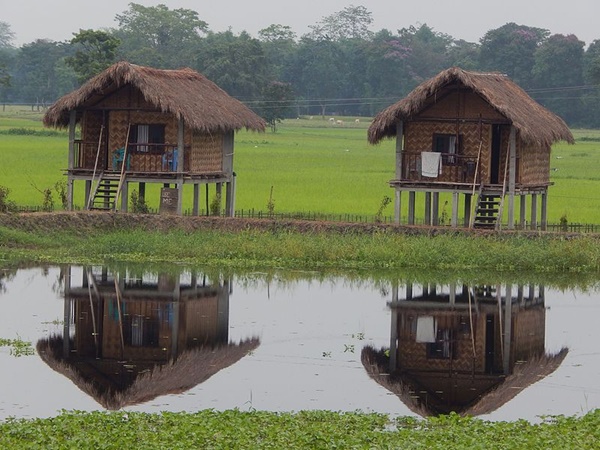 കമ്പില് കുത്തിനിര്ത്തിയ വീടുകള്