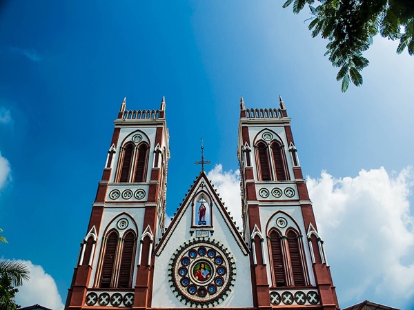 രണ്ടായിരം പേരെ ഉള്ക്കൊള്ളുന്ന പള്ളി