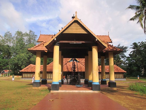 മഹാബലിയെ വാമനന് ആനയിക്കുന്ന ഇടം