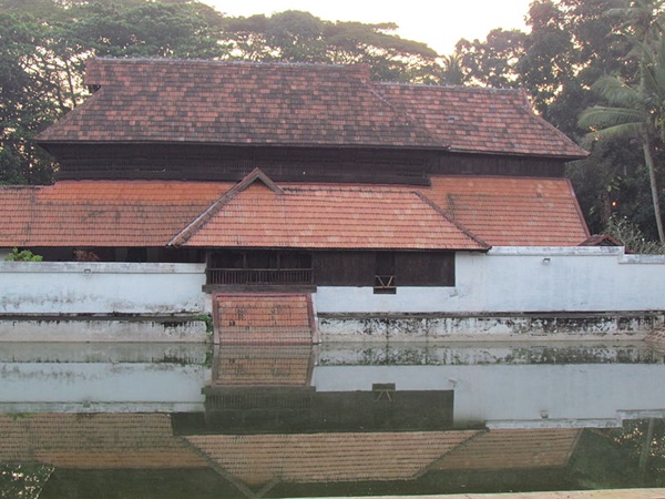 സ്ത്രീകളെ പടിക്കു പുറത്തു നിര്ത്തിയ ചരിത്രം