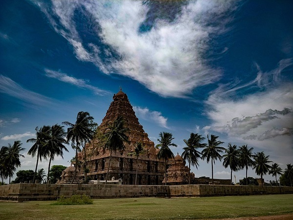 മകുടം