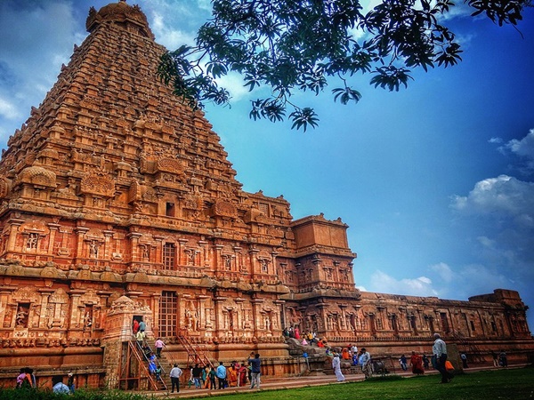 നിഴല് നിലത്തുവീഴാ ക്ഷേത്രം