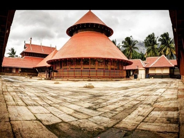 മലകള്ക്കു നടുവില്