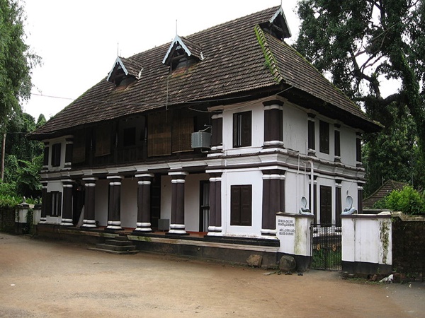 മേക്കാട് മന പാമ്പുമേക്കാട് ആവുന്നു