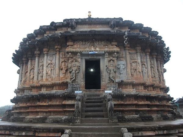കൊത്തുപണികളും ശില്പങ്ങളും