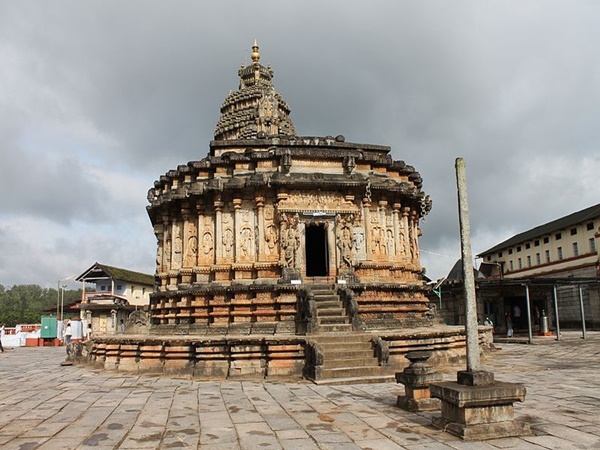 തകർന്ന ചന്ദന വിഗ്രഹം