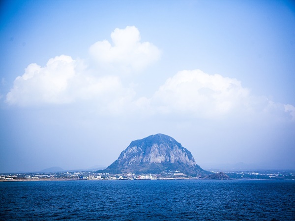 അഗ്നി പര്വ്വത സ്ഫോടനത്തില് നിന്നും